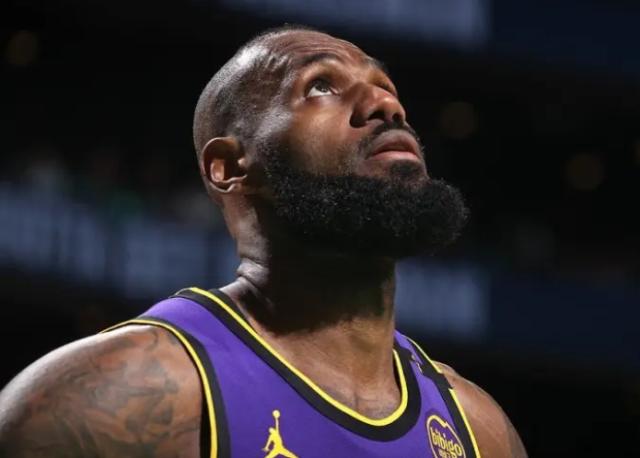 U球体育直播平台-伤缺五周起步？詹姆斯：这次让我想到2018年的重伤